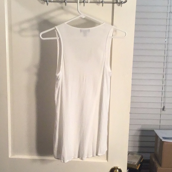 Sleeveless blouse with lace detailing. - Picture 2 of 3